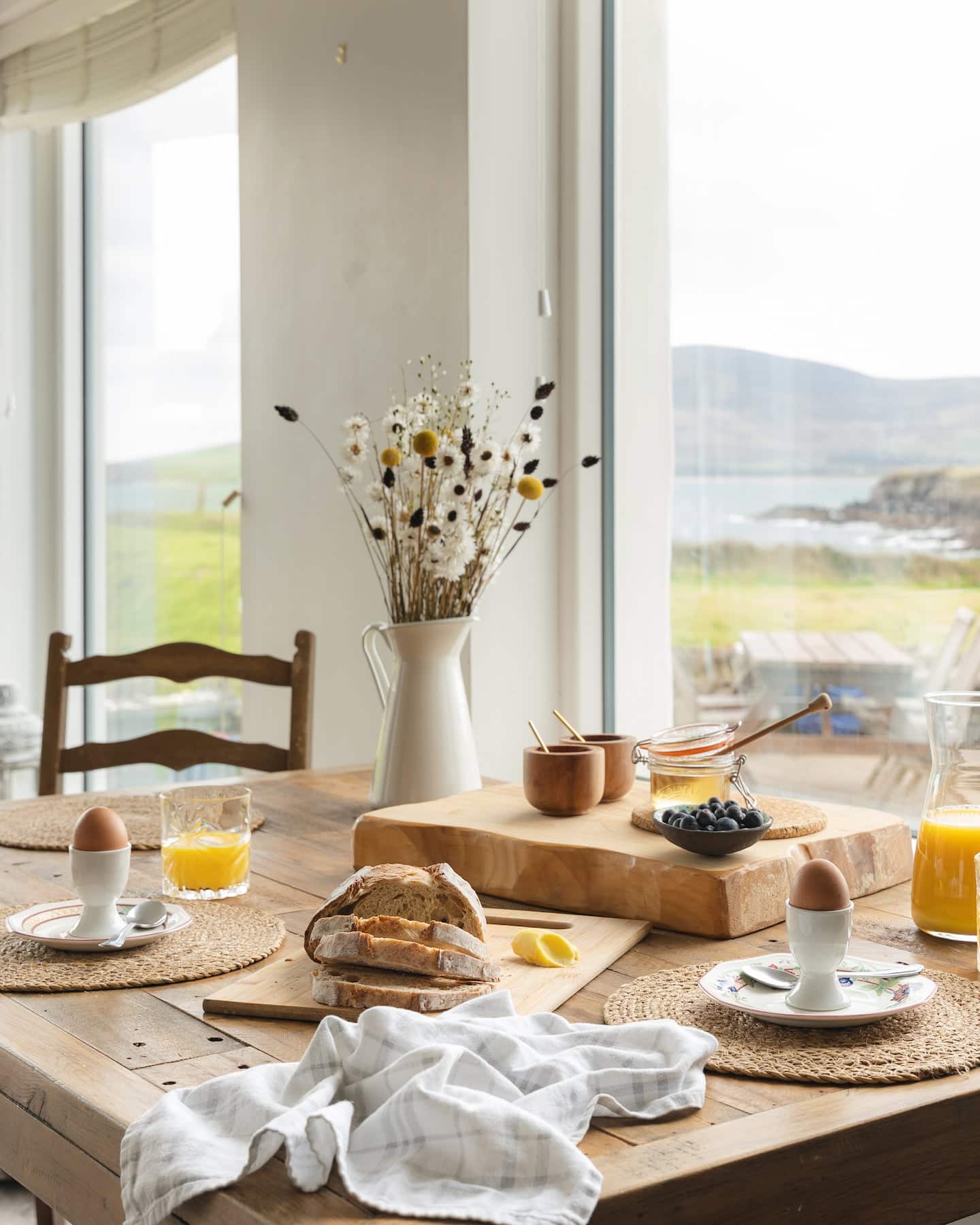 sanctuary-cottages-ocean-blue-table-breakfast-detail-1440×1800